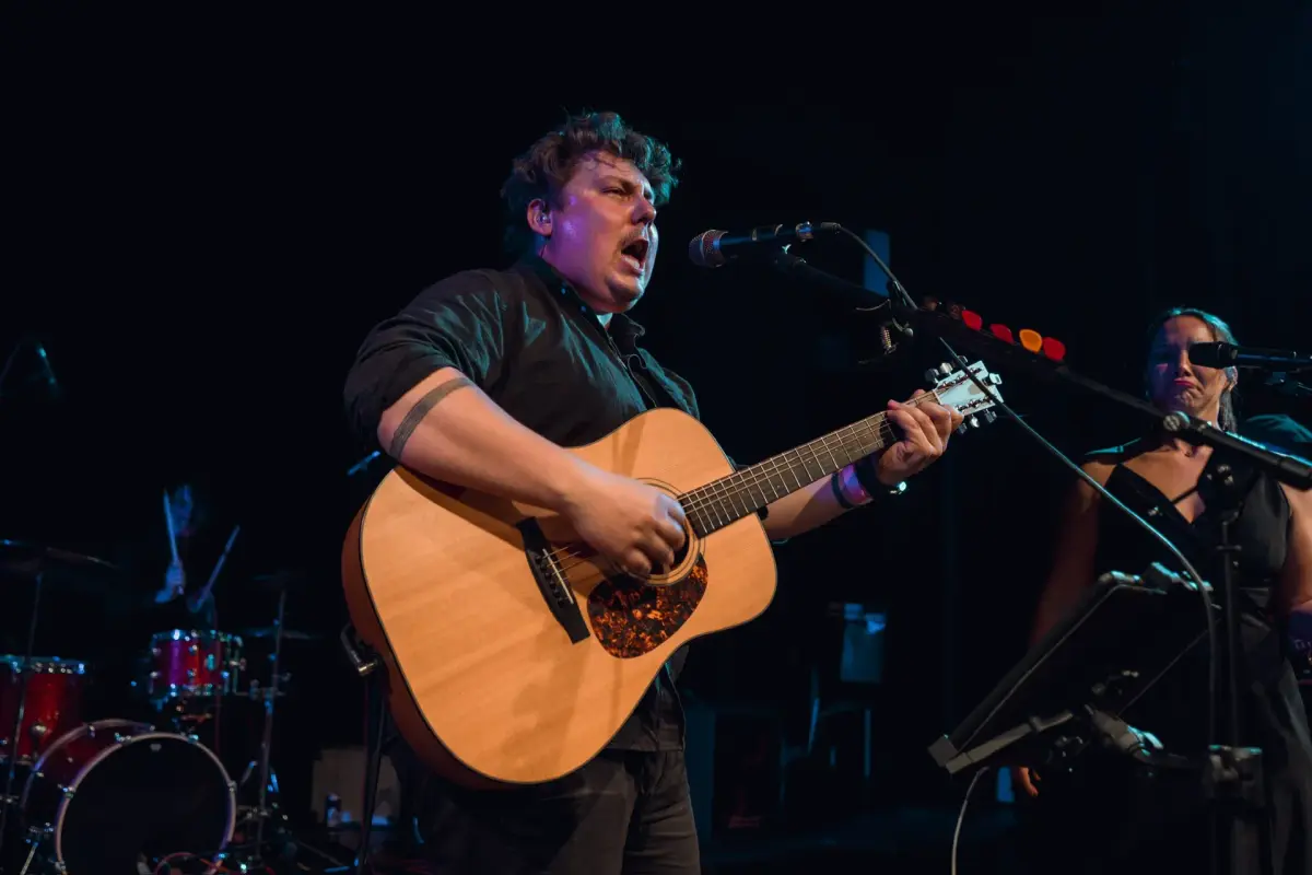 Filip Mareš s kytarou při vystoupení